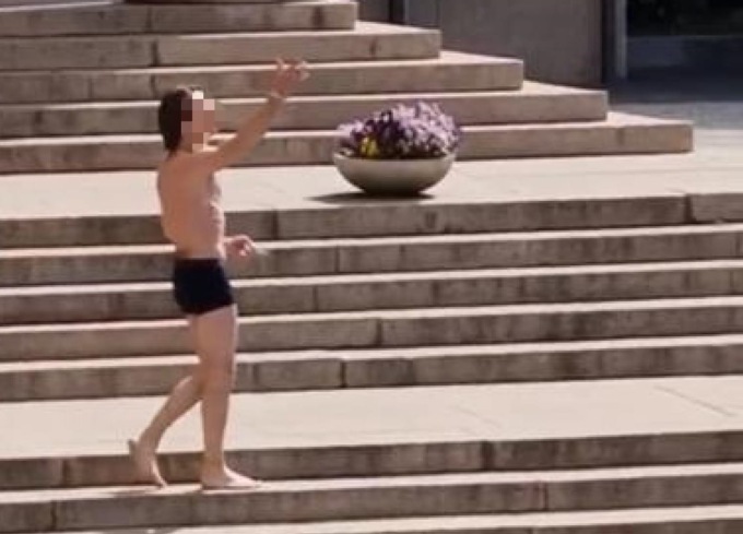 Seminudo recita l’Amleto sugli scalini della chiesa: trasportato in ospedale