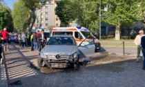 Malore al volante, grave incidente sul lungolago di Lecco. Coinvolta una passante