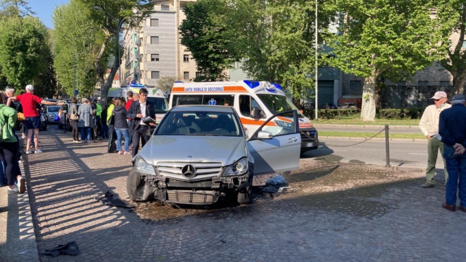 Malore al volante, grave incidente sul lungolago di Lecco. Coinvolta una passante