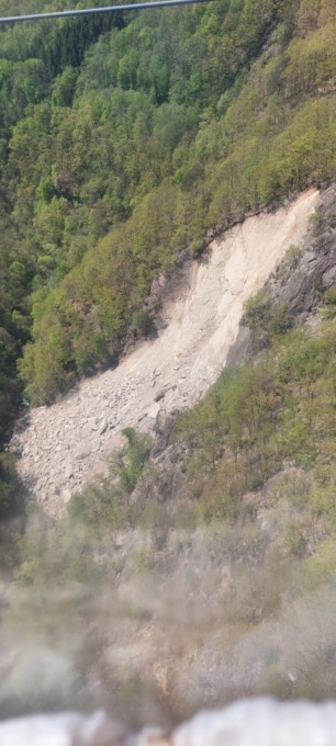 Frana nel torrente Varrone: smottamento di 5000 metri cubi