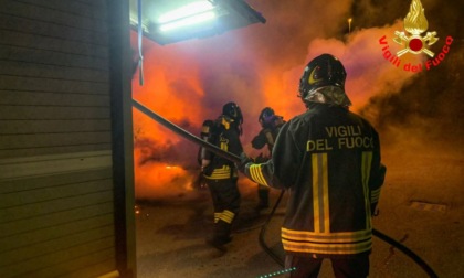 Auto in fiamme nella notte: intervengono i Vigili del fuoco