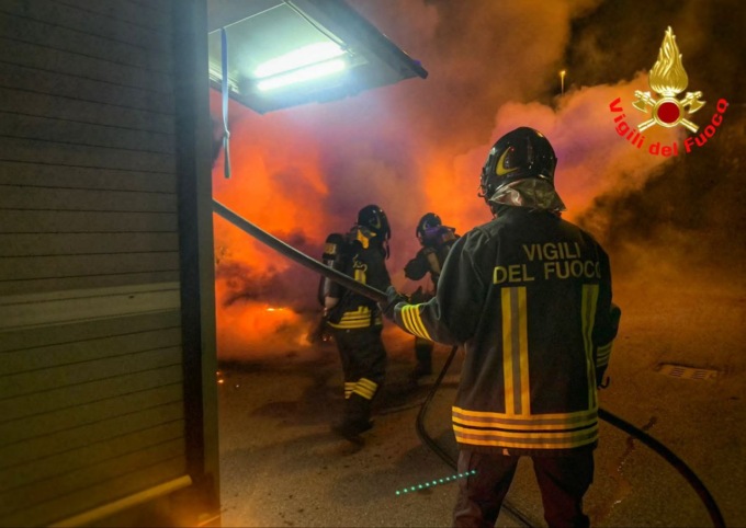Auto in fiamme nella notte: intervengono i Vigili del fuoco