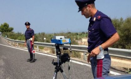 A 185 km/h davanti alla Polizia stradale: maxi multa e patente ritirata