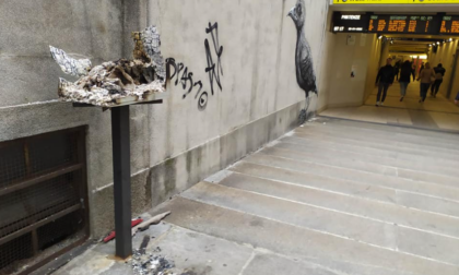 Ancora vandalismi in stazione a Lecco: incendiata la casetta del book crossing