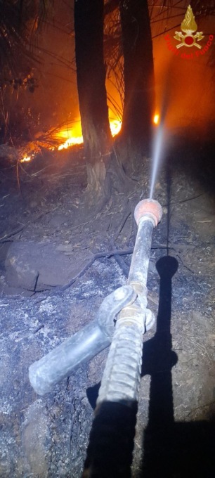 in fiamme zona della cava