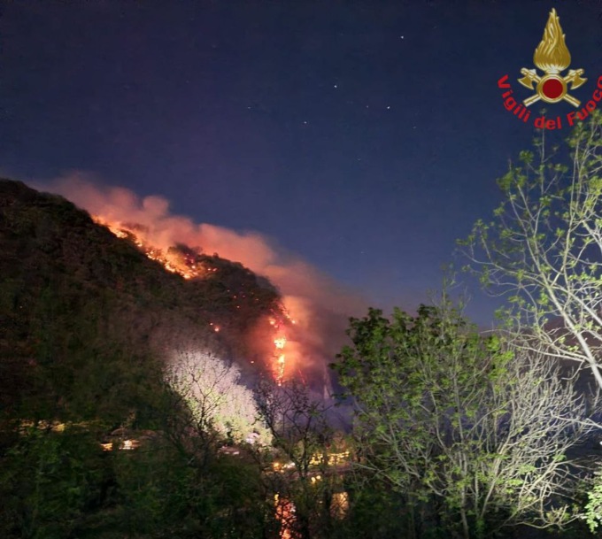 Olgiasca, grosso incendio boschivo impegna fino a notte i Vigili del fuoco