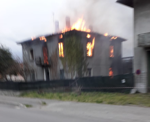 Grosso incendio divora una abitazione