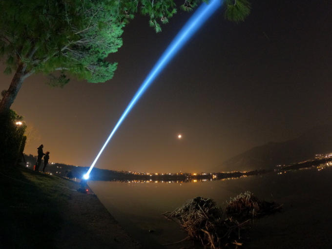 Tutti con il naso all’insù per il raggio di luce, simbolo di pace