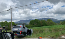 Terribile scontro auto moto: la macchina si ribalta