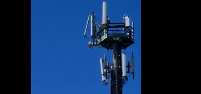 Traliccio telefonico vicino al campo scardinato dal vento: sospesa partita di calcio VIDEO