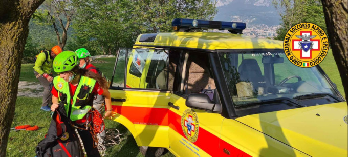 Si infortuna sul sentiero: salvato dal Soccorso Alpino