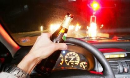 50enne al volante con un tasso alcolico 4 volte sopra il consentito
