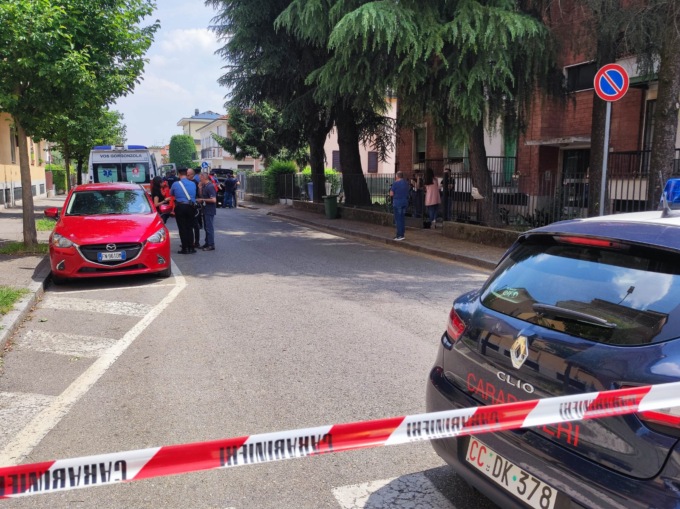 Cadavere di una donna trovato nella vasca da bagno in stato di decomposizione: è giallo