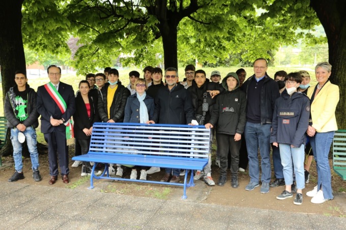 Valmadrera, inaugurata la panchina europea nel parco di Via Casnedi