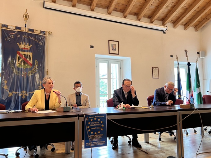 inaugurazione panchina blu a valmadrera