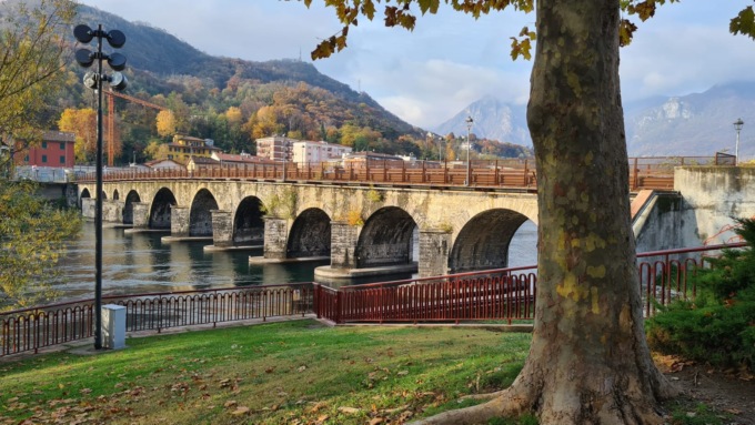 Ponte Azzone Visconti in entrata a Lecco entro l’anno. Ma di notte, nel pomeriggio e nel weekend sarà solo pedonale