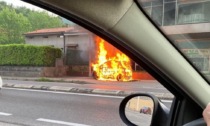 Auto in fiamme tra Olginate e Chiuso