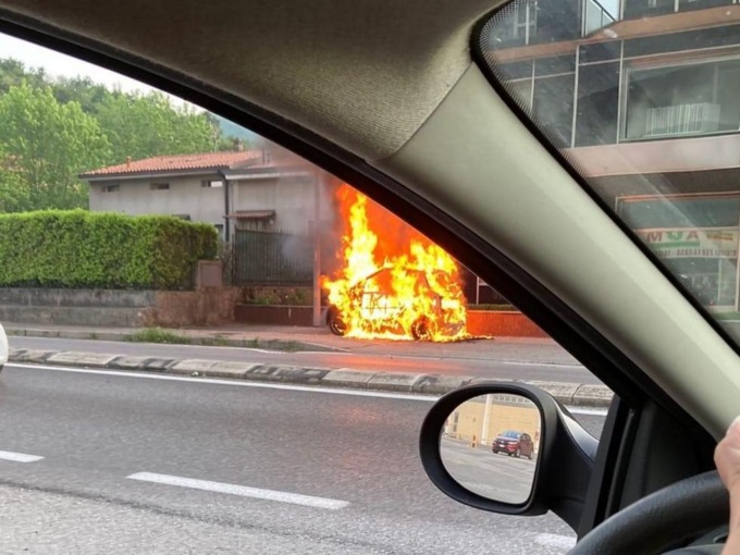 Auto in fiamme tra Olginate e Chiuso