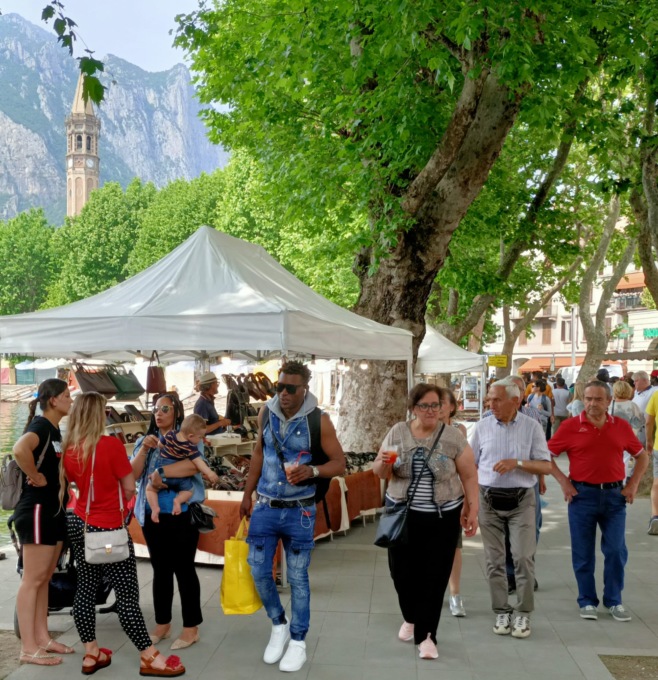Mercato europeo sul lungolago di Lecco, un successo