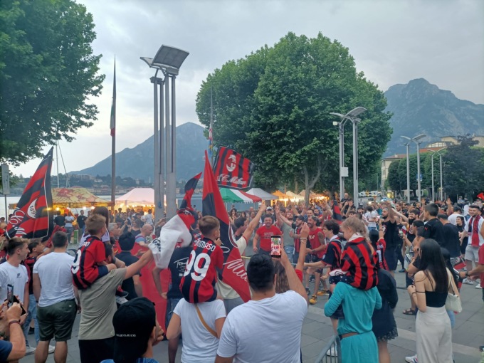 Il Milan vince il campionato dopo 11 anni e anche a Lecco esplode la festa FOTO E VIDEO
