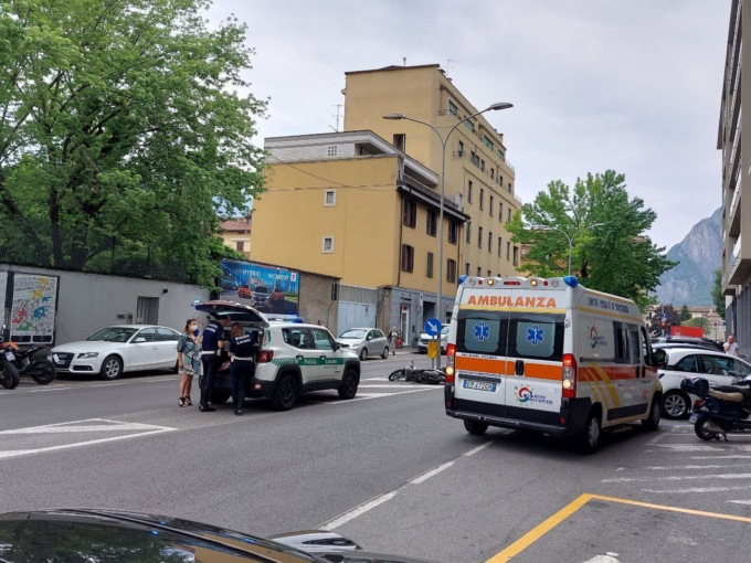 In moto contro lo spartitraffico: 53enne in ospedale