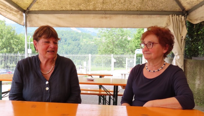 Amiche da una vita (e testimoni di nozze) si ritrovano dopo 20 anni