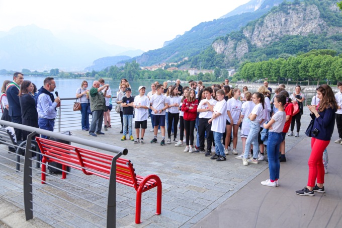 Una panchina rossa che si affaccia sul lago per non dimenticare le donne vittime di violenza
