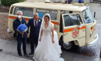 Un sì a.. sirene spiegate: i volontari convolano a nozze e lei raggiunge l'altare sull'ambulanza