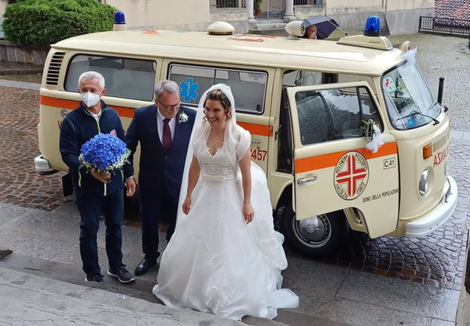 Un sì a.. sirene spiegate: i volontari convolano a nozze e lei raggiunge l’altare sull’ambulanza