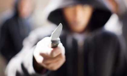 Armato di coltello rapina un 15enne: denunciato un minorenne