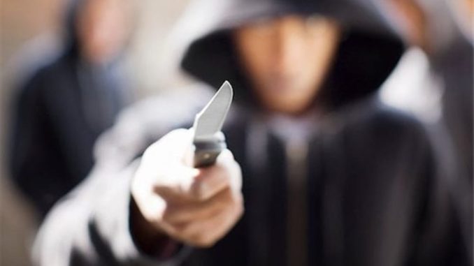 Attimi di paura a Valmadrera: giovane minacciato e derubato del cellulare