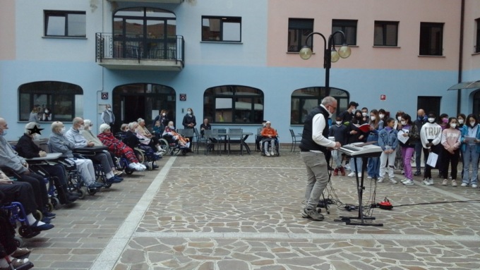 Gli studenti della Manzoni cantano per i nonni della  casa di riposo