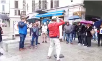 Flash mob per fermare il clochard molesto e lui dà in escandescenze