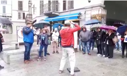 Flash mob per fermare il clochard molesto e lui dà in escandescenze