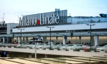 Motore in fiamme dopo il decollo, aereo torna a Linate
