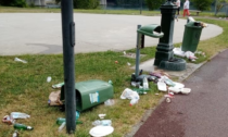 Troppi rifiuti sulla ciclabile: il sindaco fa rimuovere la metà dei cestini
