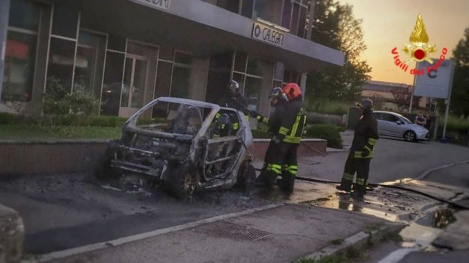 auto in fiamme Olginate