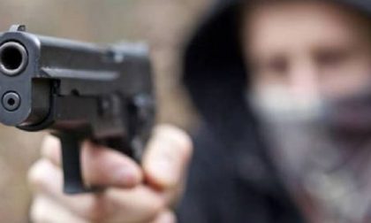 Armato di pistola rapina il supermercato