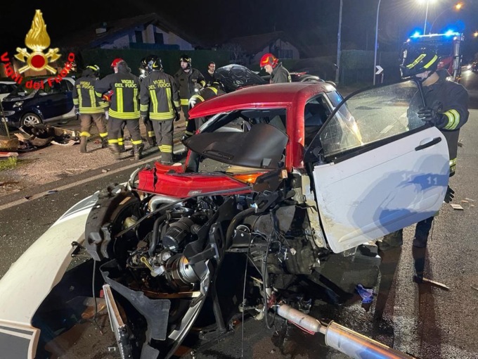 Brivio, violento frontale nella notte sulla ss342 | FOTO