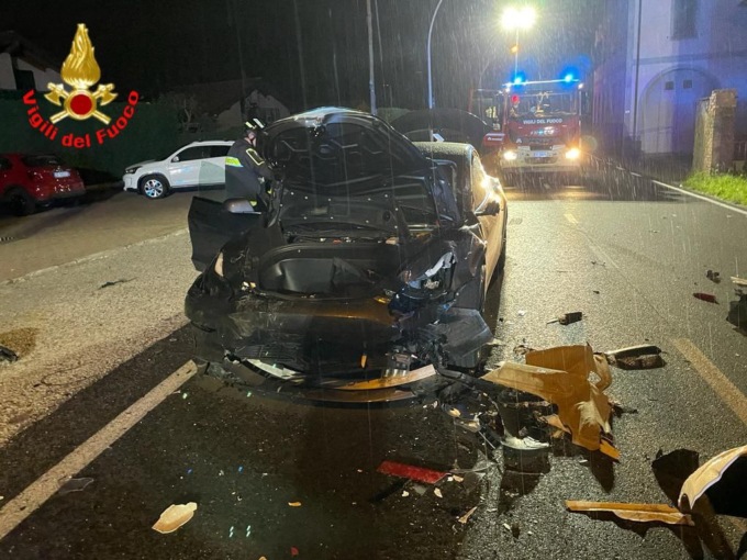 Violento frontale nella notte a Brivio
