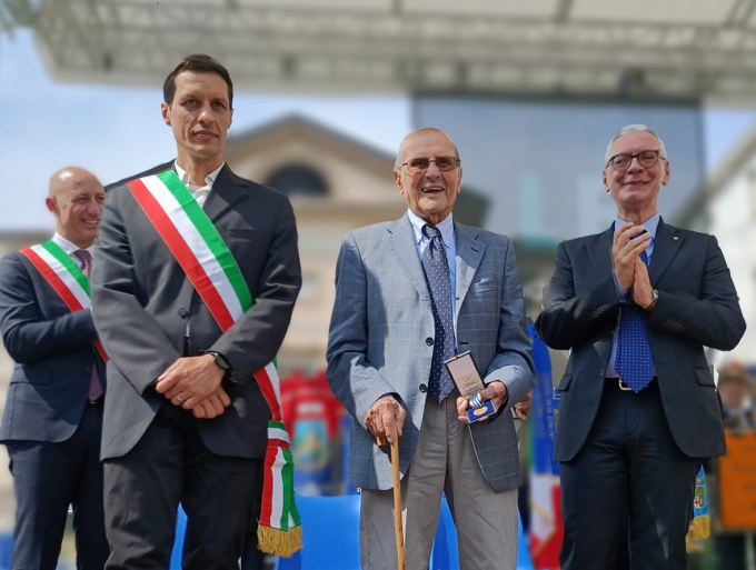 Emozione per le onorificenze ai nuovi Cavalieri e la medaglia a Elsio Bassi
