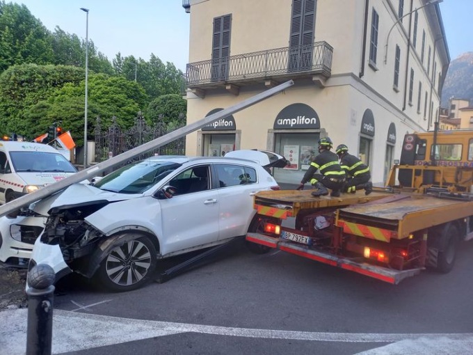Si schiantano e abbattono un palo in Piazza Cermenati