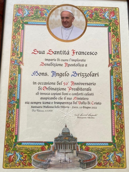 pergamena del papa in occasione dell'anniversario del sacerdozio