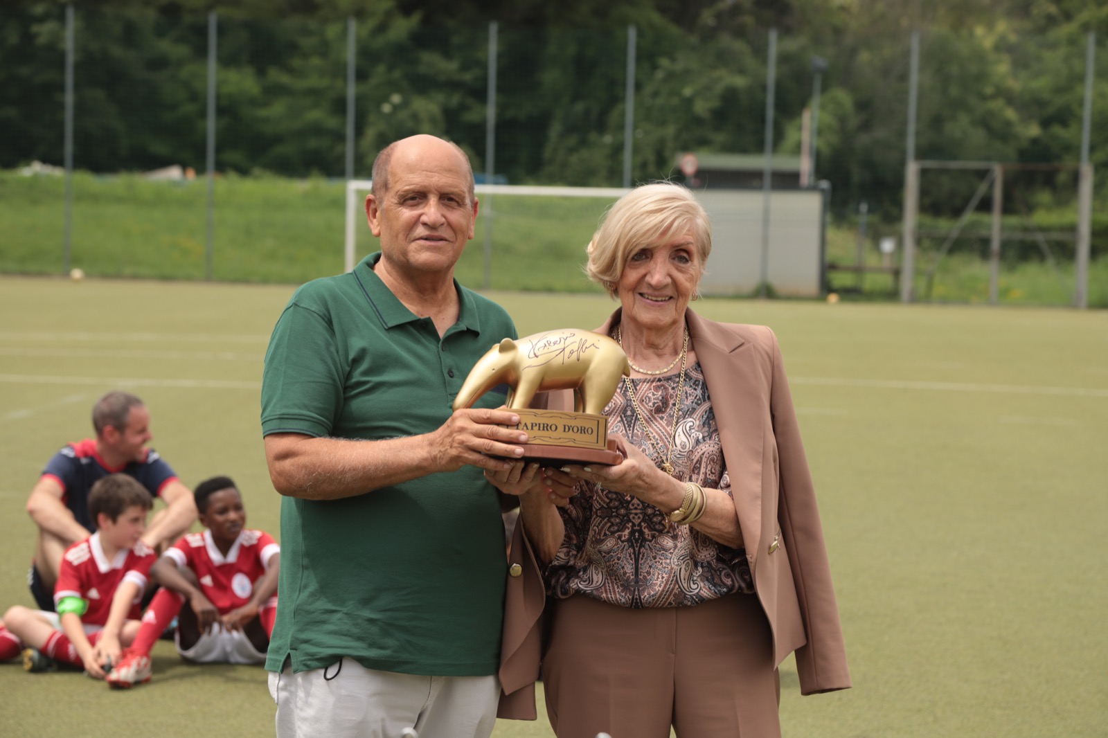 Fontana con il Tapiro e la mamma di Staffelli