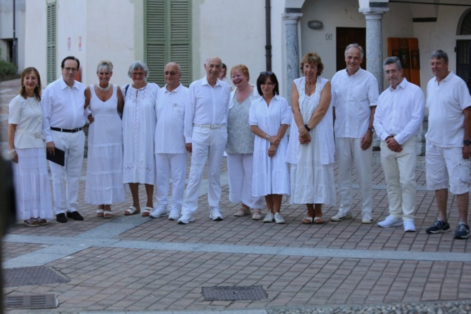 Valmadrera, oltre cento partecipanti alla tradizionale cena in bianco
