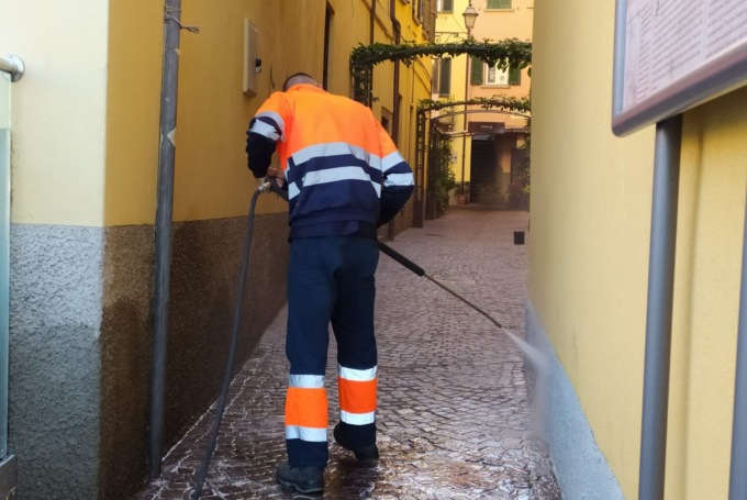 Lecco: al via la sanificazione dei vicoli e dei passaggi pedonali