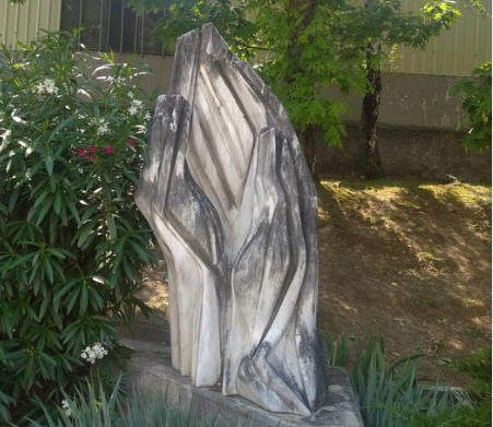 Volontari si offrono di ripulire la scultura da Pablo Atchugarry, ma il Comune è già in campo