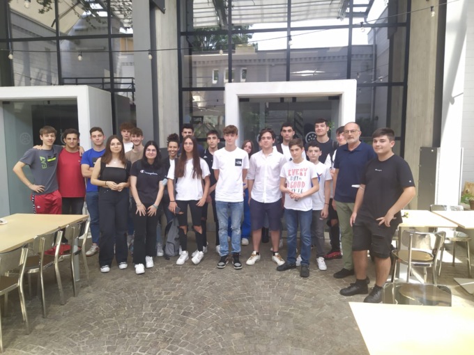 Alunni del Marco Polo alla pizzeria Fiore, simbolo della legalità