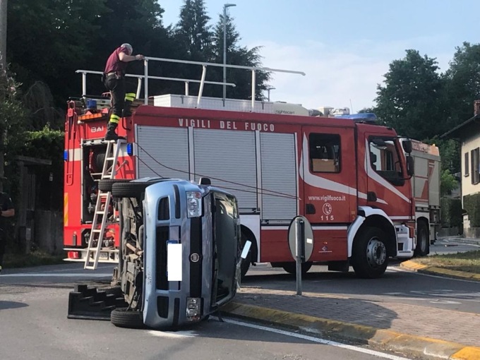Auto ribaltata: feriti tre anziani