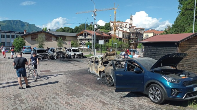 Maxi incendio: a fuoco cinque auto e la casetta dell'acqua. Ipotesi piromane